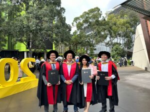 Prof Vinh va 3 TS VN tot nghiep 2024