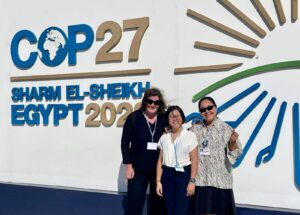 Cafe cùng VASEA - Interview with Prof. Thuy Pham - a world leading expert in climate policy and sustainable finance GS Thuy Pham voi dong nghiep tai Hoi nghi COP27 cua LHQ 1